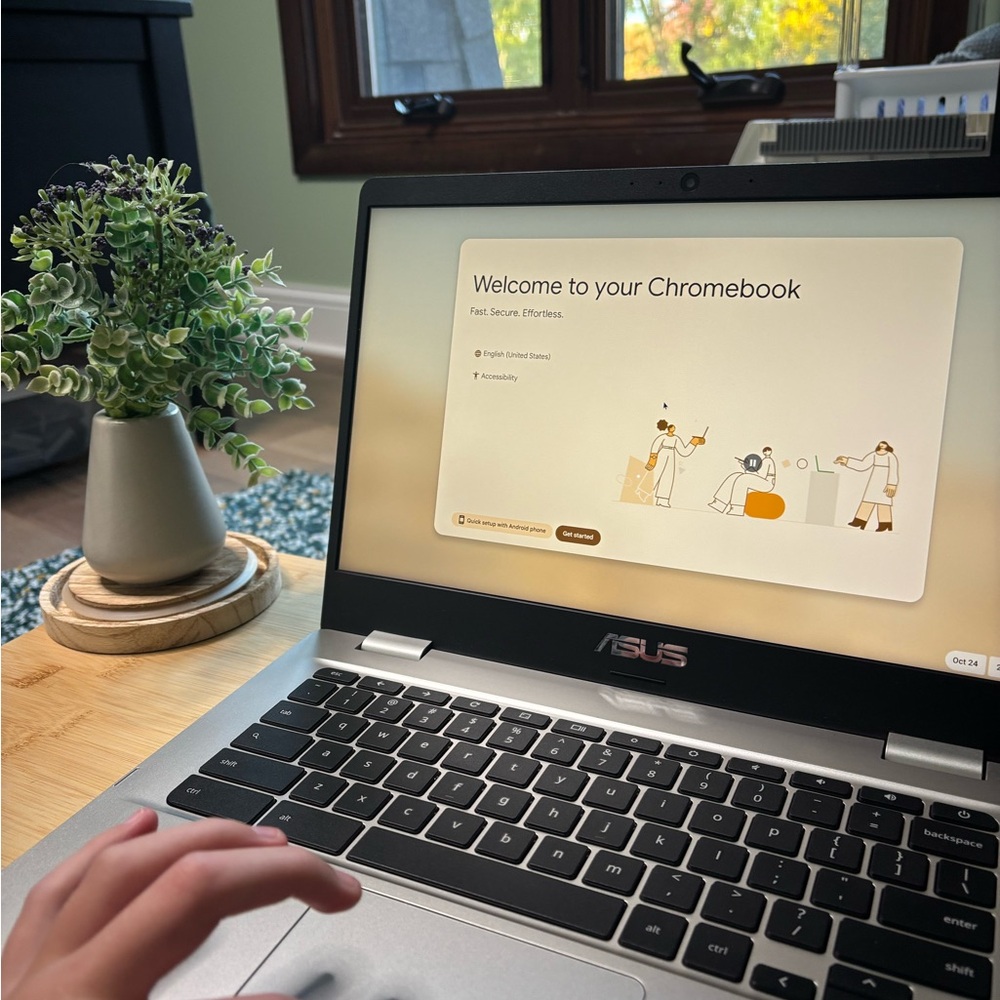 :)ASUS Laptop - Silver Used almost perfect condition (only scuffed up on bottom)